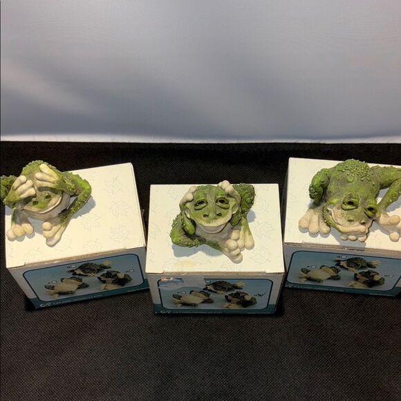 Charming Green Frog Ceramic Figurine Set - Picture 5 of 8